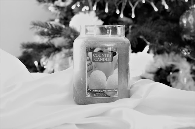 country candle coconut and marshmallow avis, avis bougie country candle coconut and marshmallow, coconut & marshmallow country candle, country candle coconut marshmallow avis, bougie à la guimauvae, marshmallow candle, bougies parfumées country candle, bougie country candle avis, bougies, candles, home fragrance, blog sur les bougies, bougie parfumée à la cire végétale, bougie parfumée 2 mèches