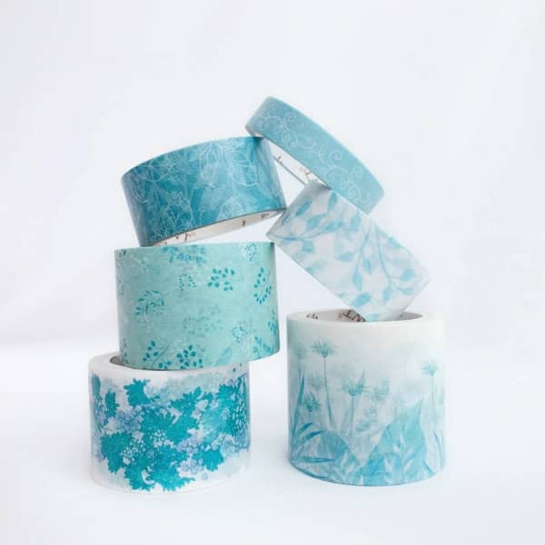set gestapelde washi tape-rollen met aqua bloemenpatroon
