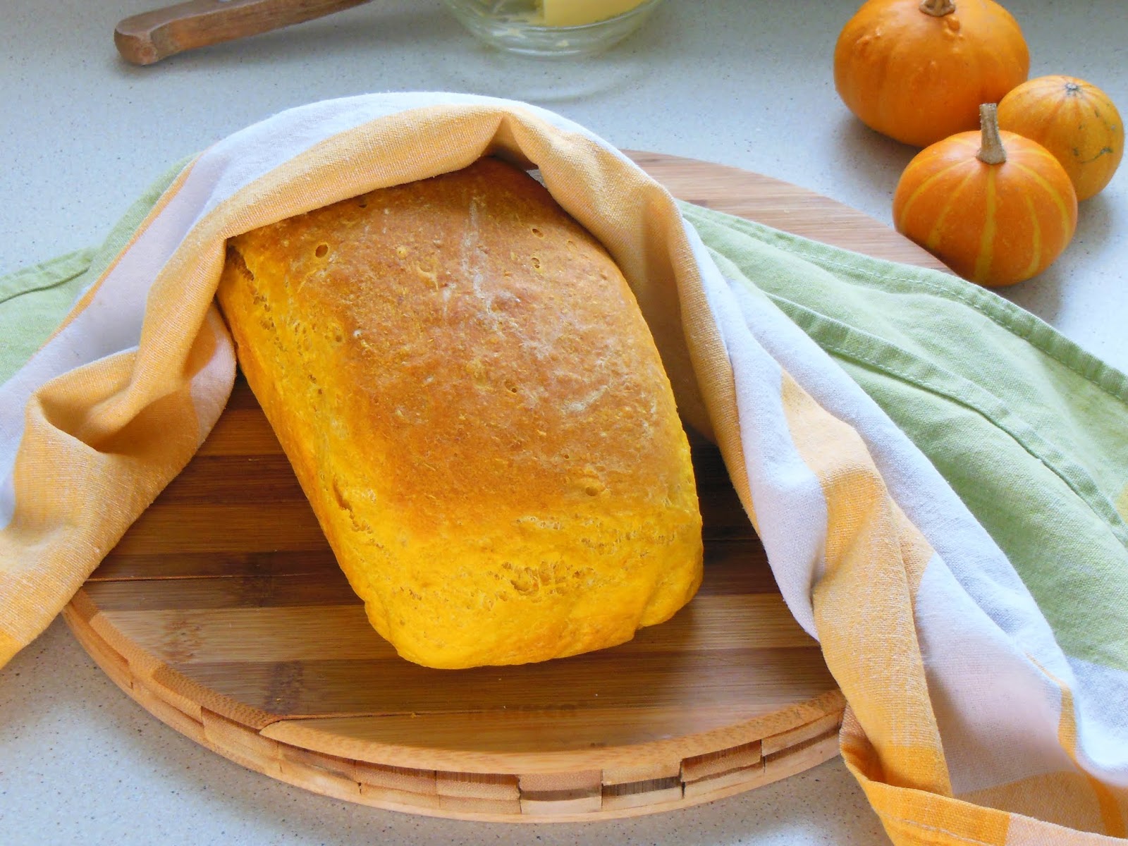 хлеб с тыквой в мультиварке. рецепт тыквенного хлеба в духовке. рецепт тыквенного хлеба в духовке. тыквенный хлеб с чесноком в духовке. хлеб с тыквой.