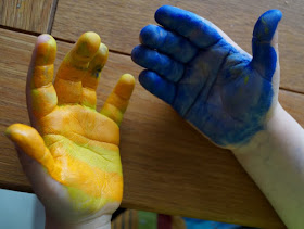 DIY: Mit Wasserfarben Fische aus Handabdrücken zaubern. Mit Wasserfarben aus dem Malkasten gelingen die Hand-Abdrücke Eurer Kinder ganz einfach!
