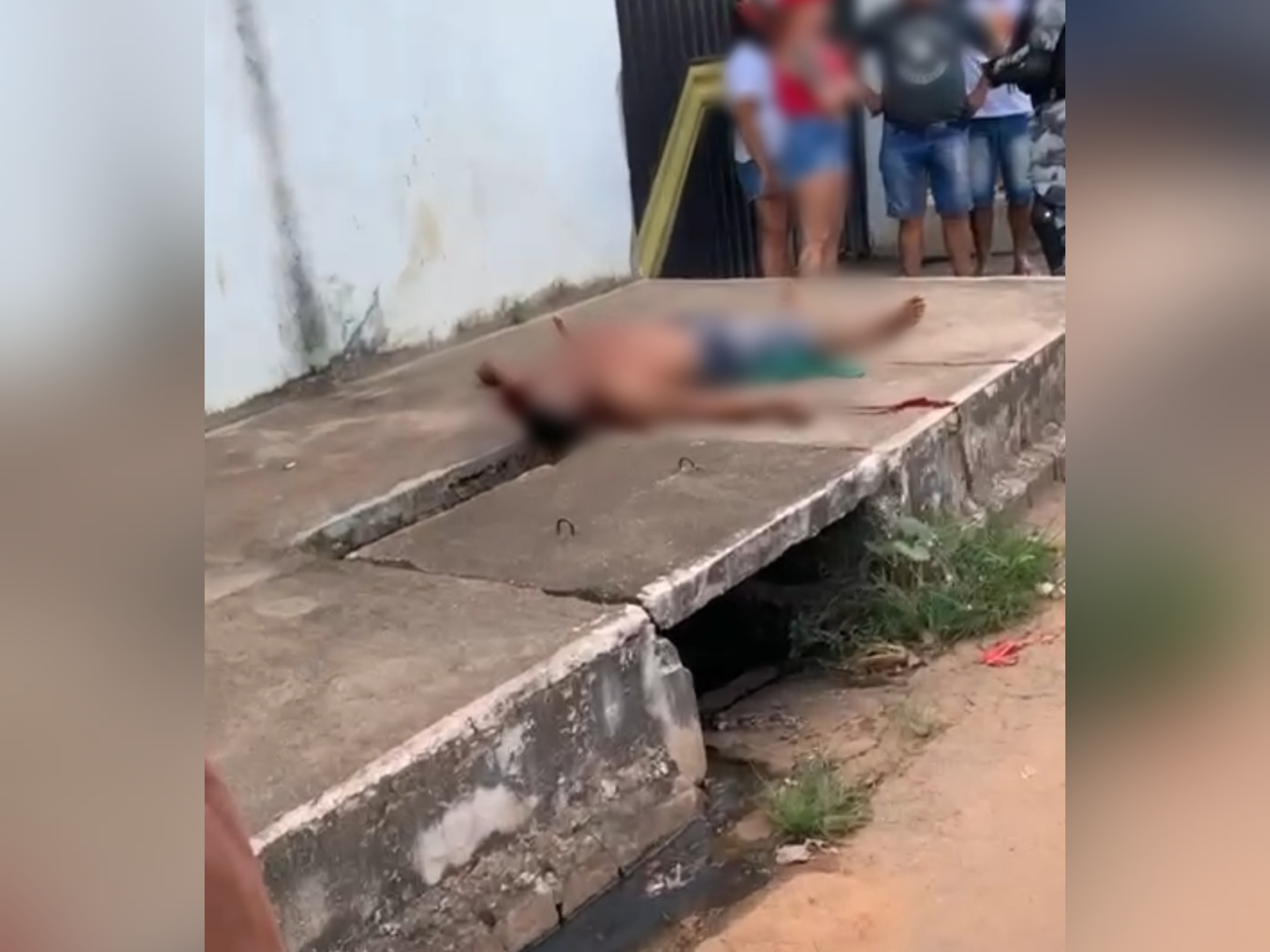 Fledson Reis Silva foi esfaqueado oito vezes, e a faca usada no homicídio foi deixada cravada em seu peito.