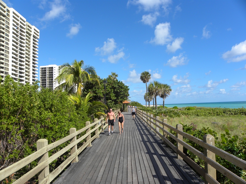 Beach walk. Майами Boardwalk. Майами Бич набережная. Дорожка Miami Beach Boardwalk. ЛАММАС парк Бич в Майами.