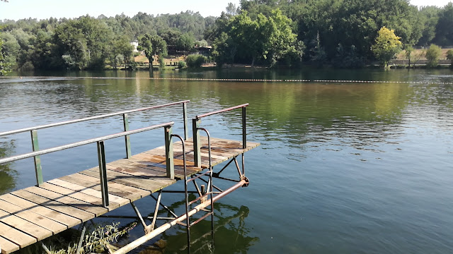 Zona de de saltos para a água na Praia Fluvial de Adaúfe