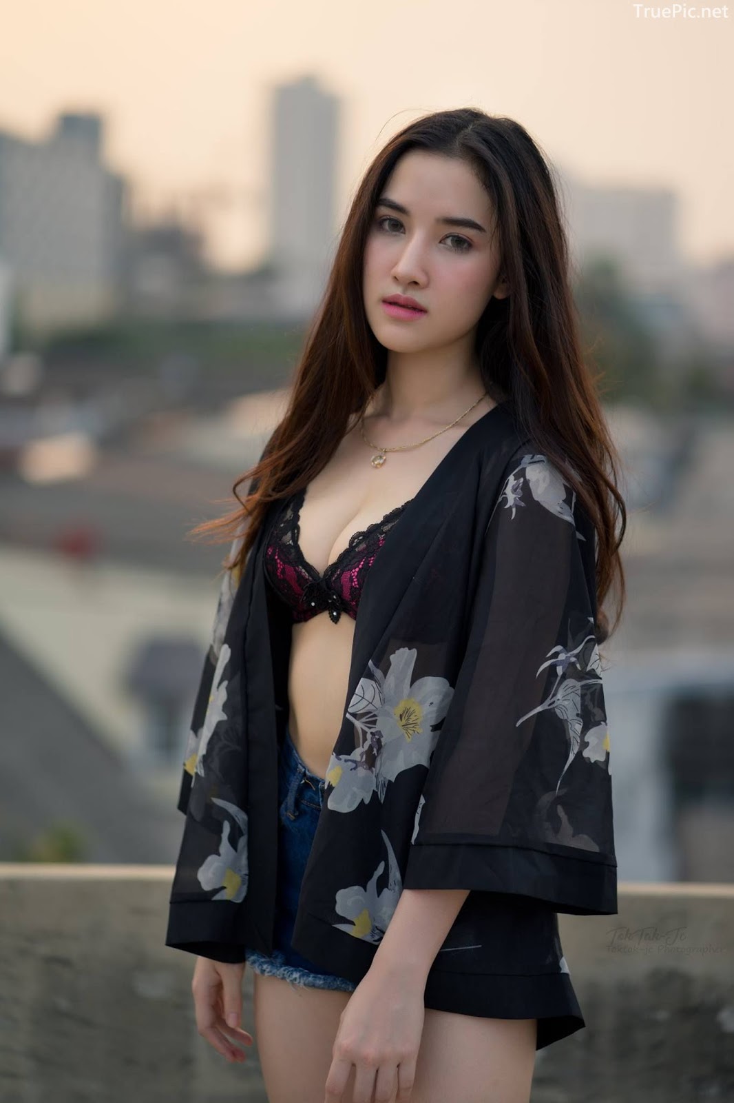 Thailand sexy angel Ploywarin Tippakorn - Black-pink bra and jean on sunset - Picture 13
