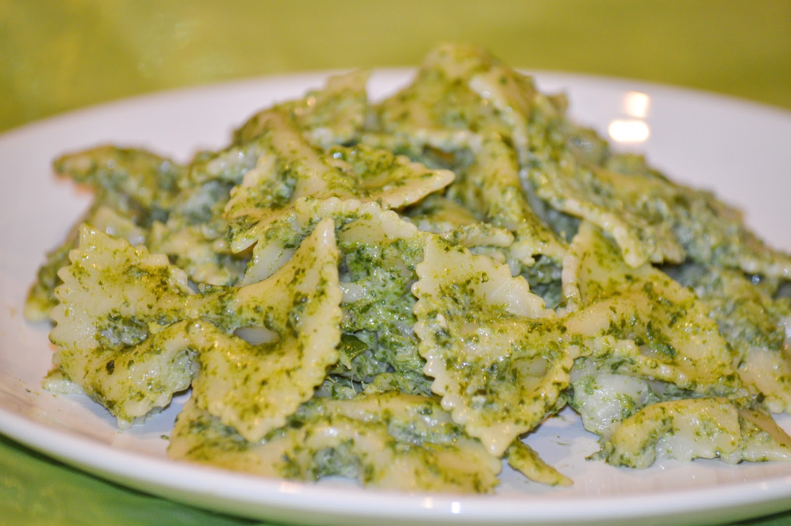 блюда из шпината. равиоли с сыром и шпинатом. намазка из шпината. шпинат с сыром. соус со шпинатом и сметаной.