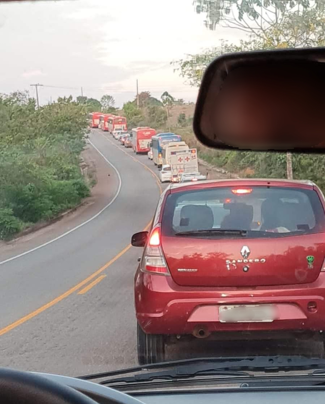 Por causa da colisão, uma enorme fila de veículos se formou nos dois lados da pista.