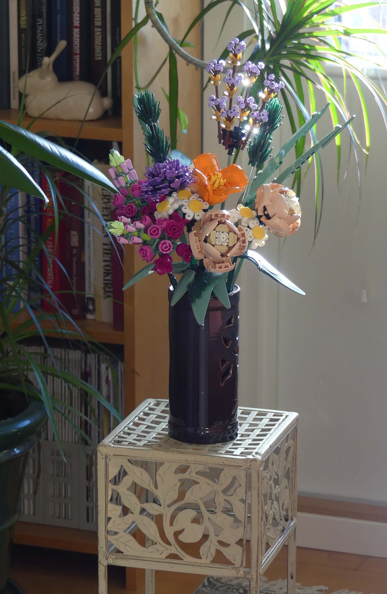 Saran mökissä ja puutarhassa Kukkakimppu legopalikoista