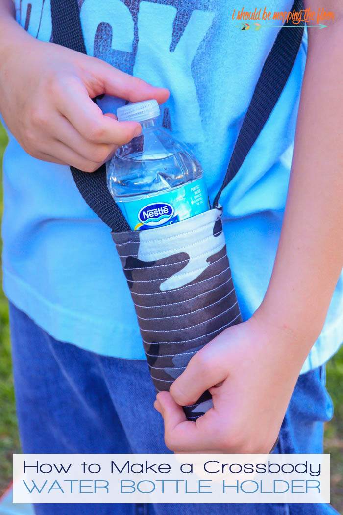 Crossbody Water Bottle Holder | Make this fun and simple bottle holder to keep everyone hydrated! Great for theme park-wear, long walks, and all of the times when you need a bottle of water all the time!