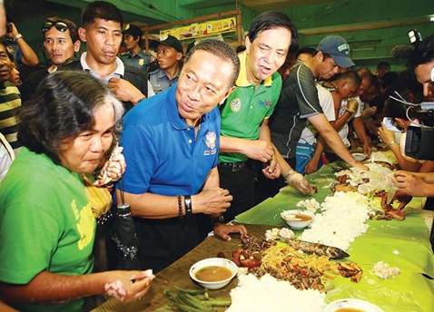 Binay eats with masses