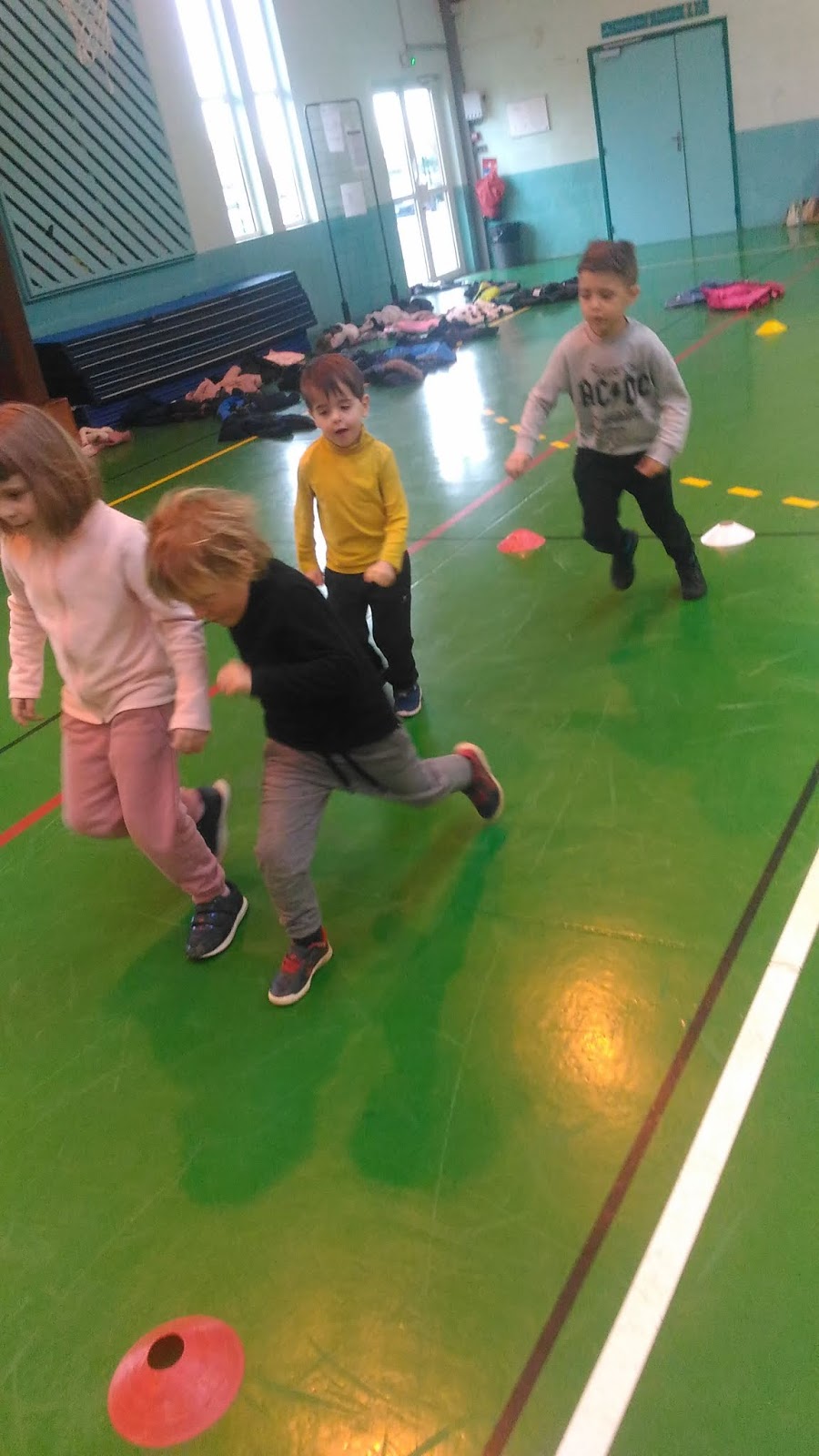 classe cycle maternelle "Arc en Ciel" école Saint Louis Préparation du CROSS avec une séquence