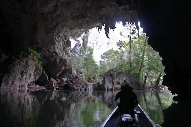 tham-kong-lo-cave-boating-laos