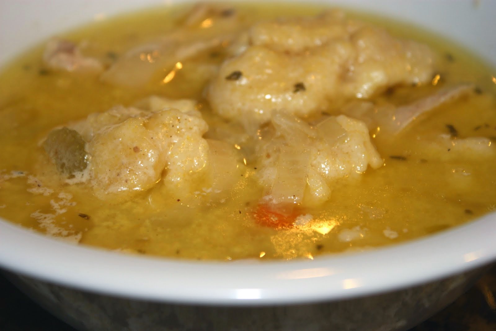Суп с клецками. Куриный суп с клецками. Куриный суп с клецками. Суп с клецками без яиц. Суп с клёцками и фрикадельками.
