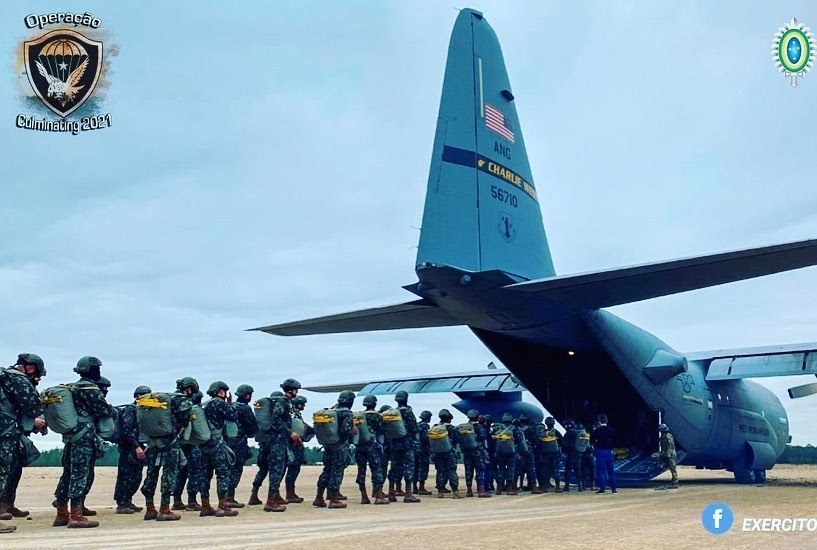 VÍDEO PARAQUEDISTAS DO EXÉRCITO BRASILEIRO REALIZAM PRIMEIROS SALTOS EM AERONAVES DA GUARDA