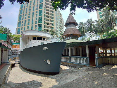 Nuansa Unik Masjid Perahu Kasablanka