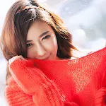 Kim Ha Yul in red sweater and white shorts Foto 11