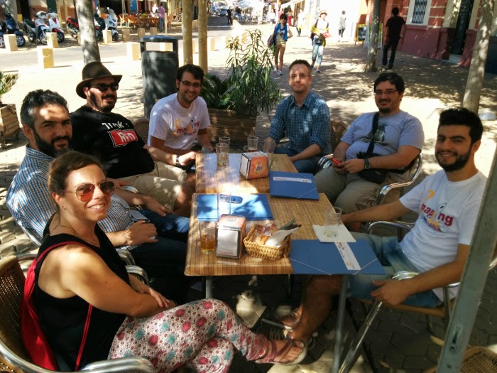 Vountarios Mapping Party Sevilla tomando una cervecita