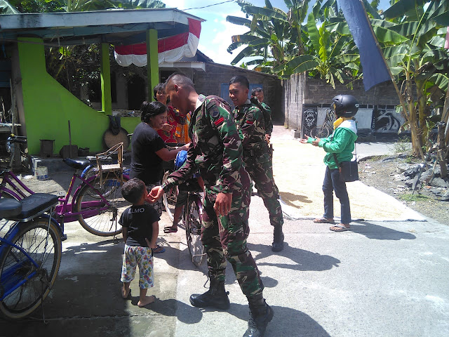 Warga Genggam Sejumlah Kenangan Bersama TNI Saat TMMD Reg 105