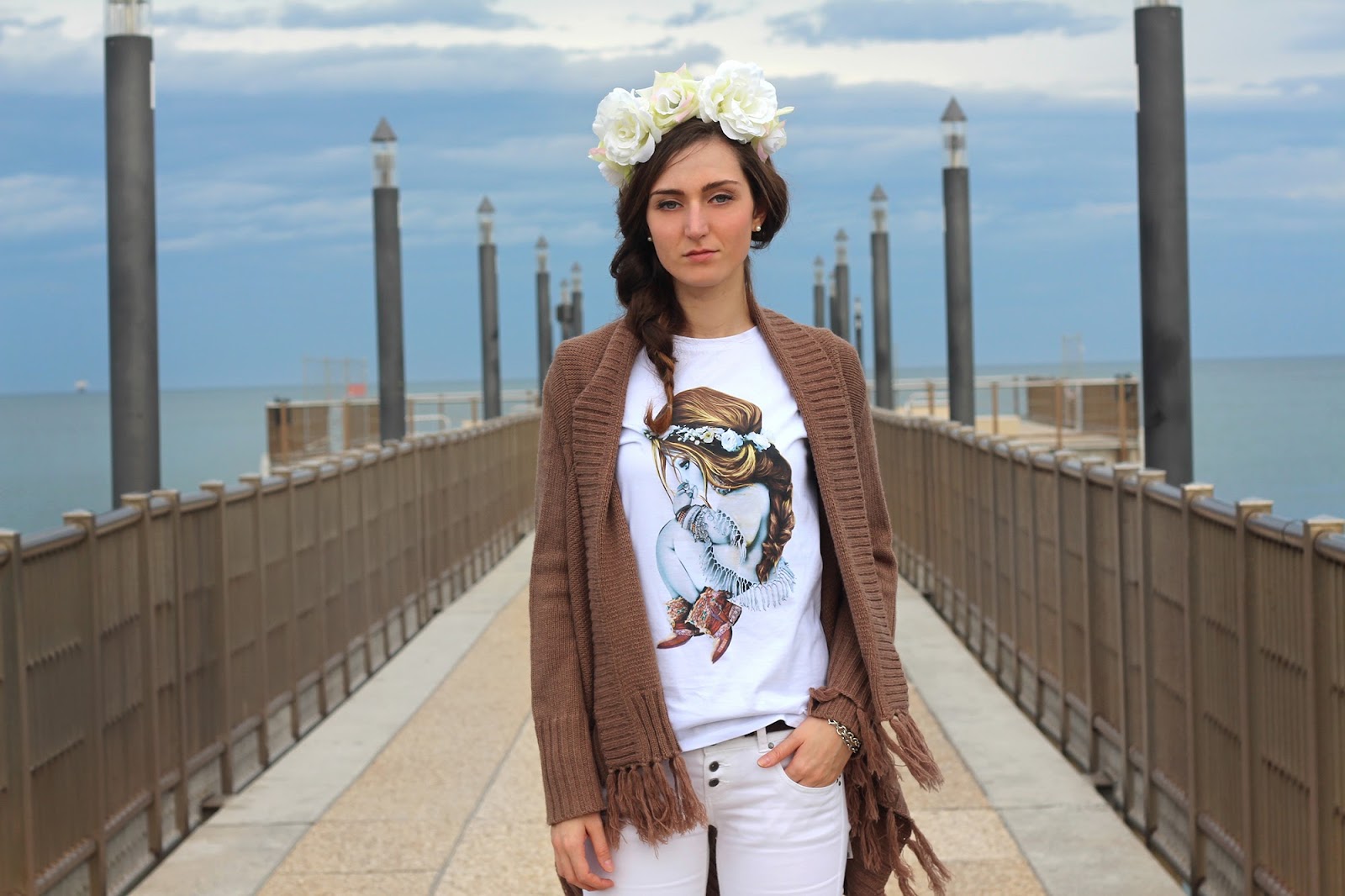 fashion blogger pescara girl italian style outfit floral crown siamoises t-shirt white brown jeffry campbell