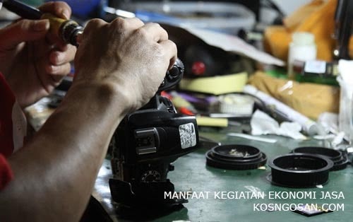 Contoh kegiatan industri bergerak dalam bidang jasa antara lain