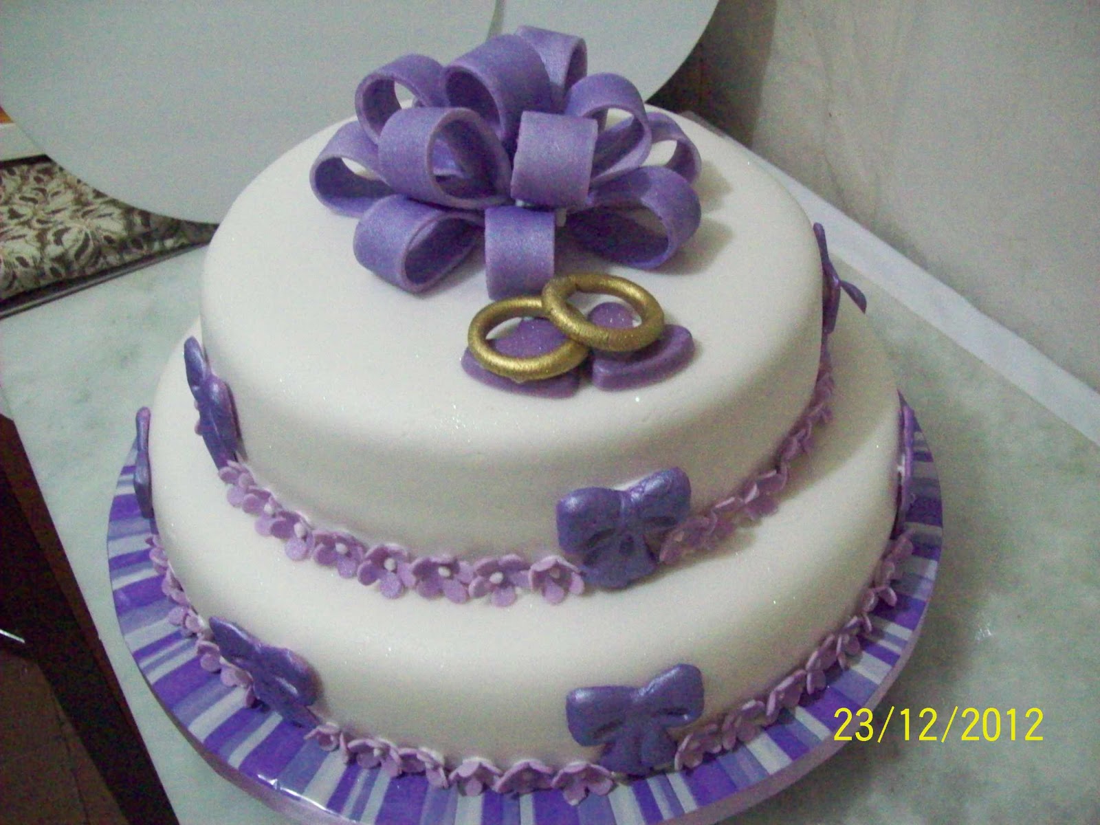 Nanda Bolos Bolo de Noivado decorado com pasta americana branco e