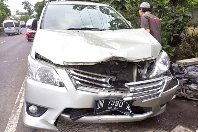 Salah menyalip, mobil vs motor tabrakan di Jalan Raya Pringgarata