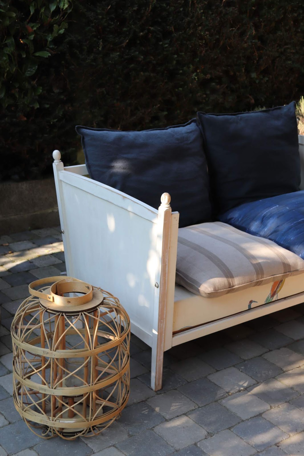 Cute little sofa; it was all about "upcycling"!