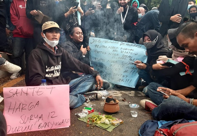 Dukun Santet Ikut Aksi Tolak UU Cipta Kerja, Diminta Kirim Batu dan Pasir ke Perut Anggota Dewan Dukun Santet Ikut Aksi Tolak UU Cipta Kerja, Diminta Kirim Batu dan Pasir ke Perut Anggota Dewan