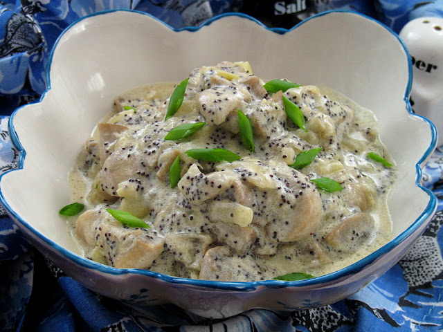 Шампиньоны тушеные в сметане с маком