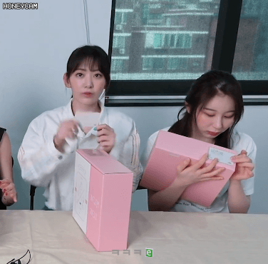 카드 자랑하는 꾸라.카드 못 빼는 채연
