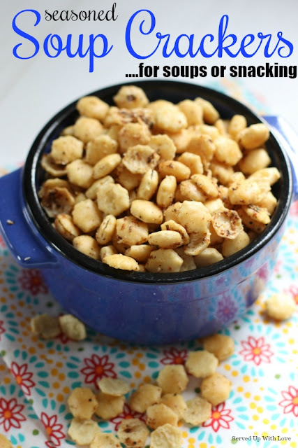 Blue bowl full of seasoned soup crackers 