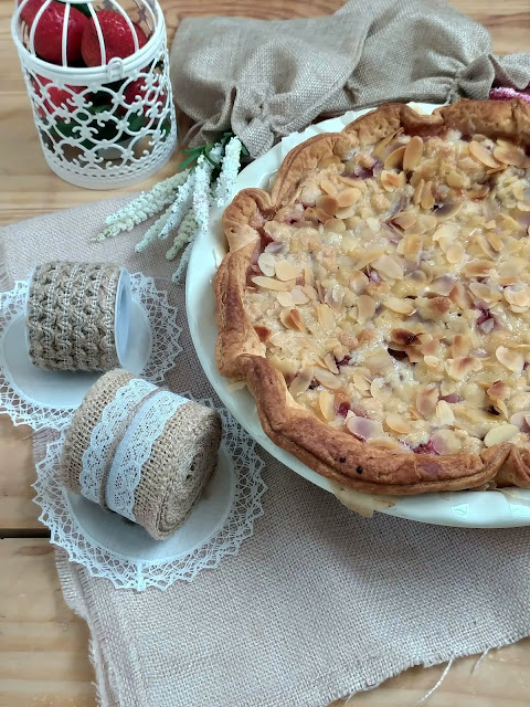Receta de tarta de queso mascarpone con fresas y crumble de almendras. Tarta sbriciolata. Cheesecake. Postres para el día de la madre. Hojaldre Lidl Horno Cuca