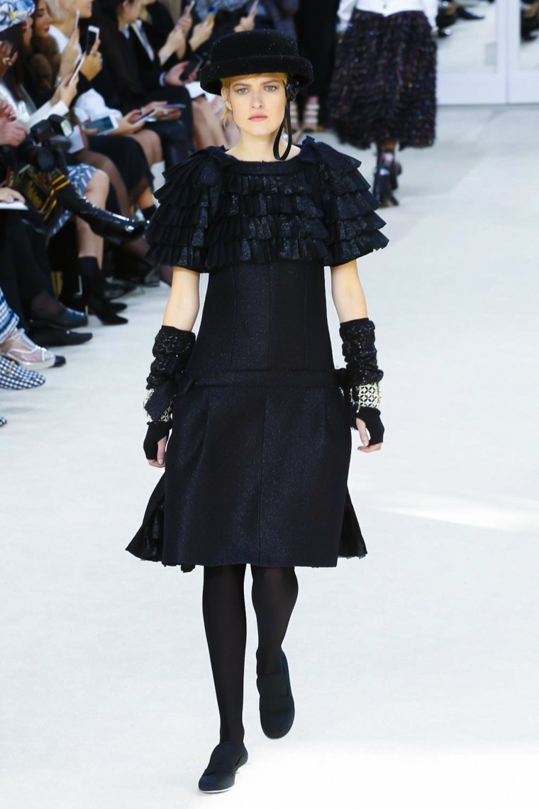 Chanel Fall/Winter 2016-2017 RTW PFW chanel-fall-winter-2016-2017-collection-paris-fashion-week, chanel-fall-winter-2016-2017, chanel-fall-winter-2016, chanel-fall-winter-2017, chanel-fall-winter, chanel-fall, chanel-fall-2016-2017, chanel-fall-2016, chanel-fall-2017, kendall-jenner-chanel, paris-fashion-week-2016, du-dessin-aux-podiums, dudessinauxpodiums