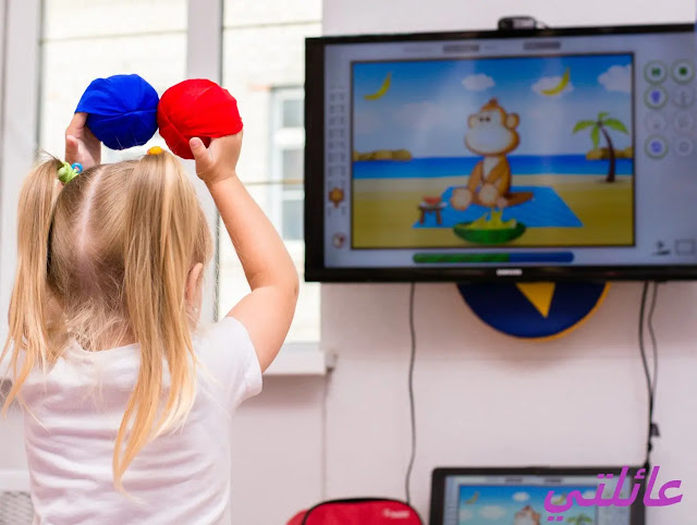 طفل يقلد والده في غرفة النوم