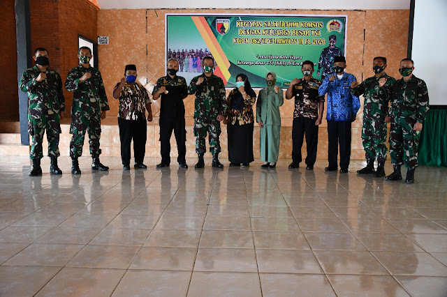 Mojokerto - Korem 082/CPYJ selenggarakan kegiatan Komsos dengan Keluarga Besar TNI  (KBT), bertempat di Pendopo Griya Paramitra Cikaran Kota Mojokerto , Rabu (2/8/2020).         Kegiatan yang dilaksanakan dengan menerapkan prosedur protokol kesehatan Covid-19 itu, dipimpin Oleh Kepala Sraf Korem  082/CPYJ Letkol Arm Beni Sutrisno S.sos, Dalam sambutan Danrem Kolonel Inf M. Dariyanto Yang dibacakan oleh Kepala Staf Korem ,  menyoroti tentang pentingnya mengimplementasikan nilai-nilai kebangsaan dalam kejadian sehari-hari di tengah kehidupan bermasyarakat, berbangsa dan bernegara.  Karena beliau menilai, hal tersebut sangat penting untuk dapat dimiliki dan dilakukan, guna menjawab berbagai tantangan dalam mengisi dan melanjutkan cita-cita Kemerdekaan Bangsa Indonesia.    Untuk itulah Danrem menegaskan, perlu dilakukannya berbagai upaya pemantapan nilai-nilai kebangsaan melalui berbagai kegiatan, seperti dengan Komsos KBT yang diselenggarakan hari ini, Danrem  juga mengajak kepada seluruh keluarga besar TNI untuk selalu menjadi pelopor dalam ikut serta mencegah penyebaran Virus Covid- 19 dengan cara selalu memberikan contoh kepada masyarakat dengan selalu memakai masker , menjaga jarak , mencuci tangan dengan sabun dengan air mengalir serta tidak keluar rumah apabila tidak ada kepentingan yang sangat mendesak.                      Di akhir sambutannya, Danrem juga meminta kepada seluruh keluarga besar TNI untuk dapat turut serta membantu dalam memelihara dan meningkatkan kondusifitas wilayah. (Jayak)