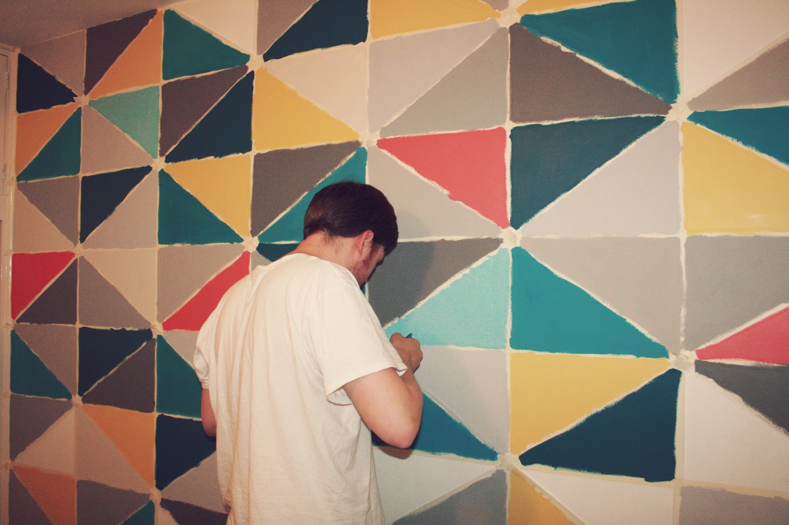 Katie Jessica : DIY Home: Triangle feature wall