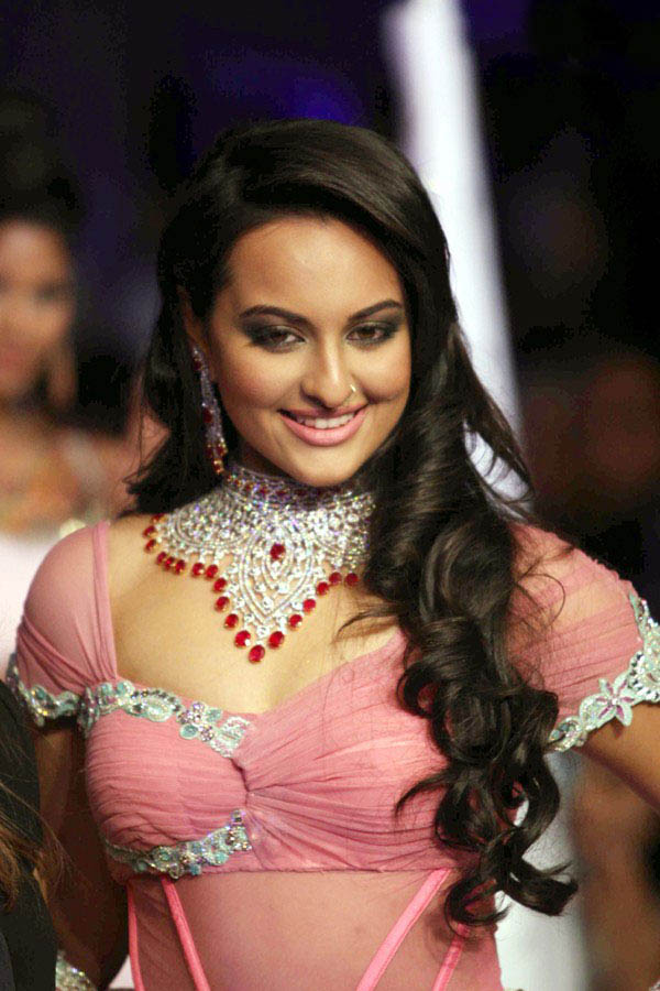 Bollywood Girls Sonakshi Sinha Hot Pose