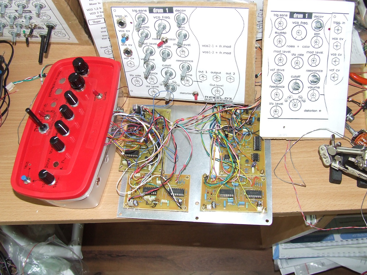 vinnui's DIY analog synthesizer Drum synthesizer construction 1