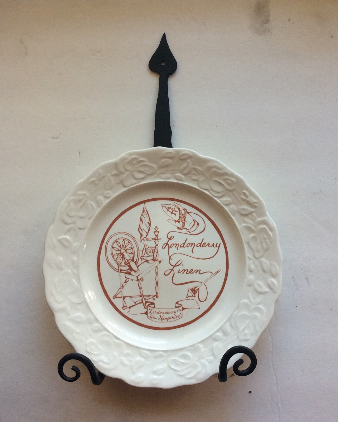 Wall plate tile holder hand iron