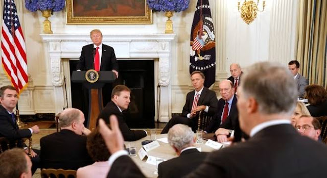 Trump disse a governadores que entraria em escola 'mesmo desarmado'