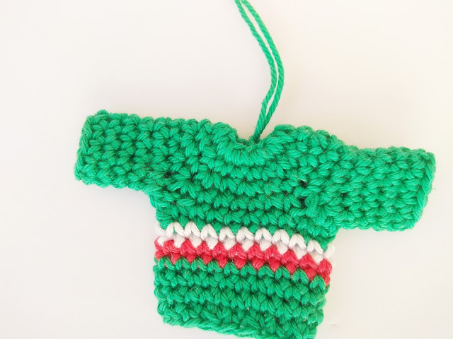 3 - Crochet Imagen Adorno de navidad con forma de jersey a crochet Majovel Crochet facil sencillo bareta paso a paso DIY puntada punto