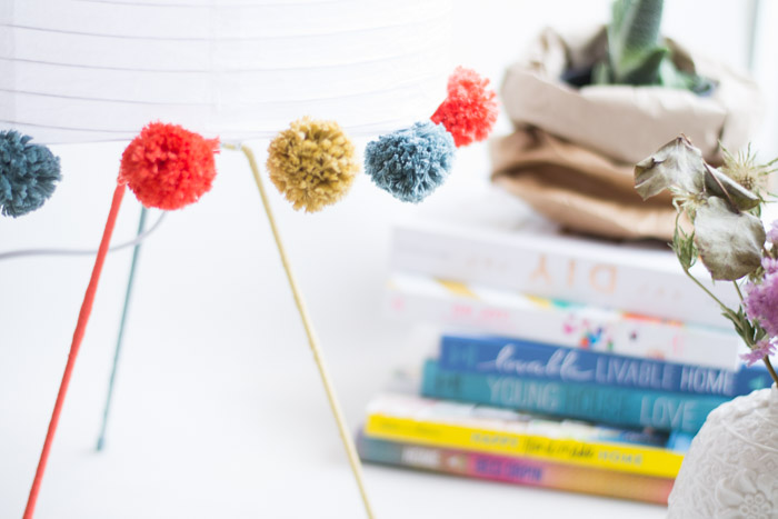 Lámpara con pompones diy