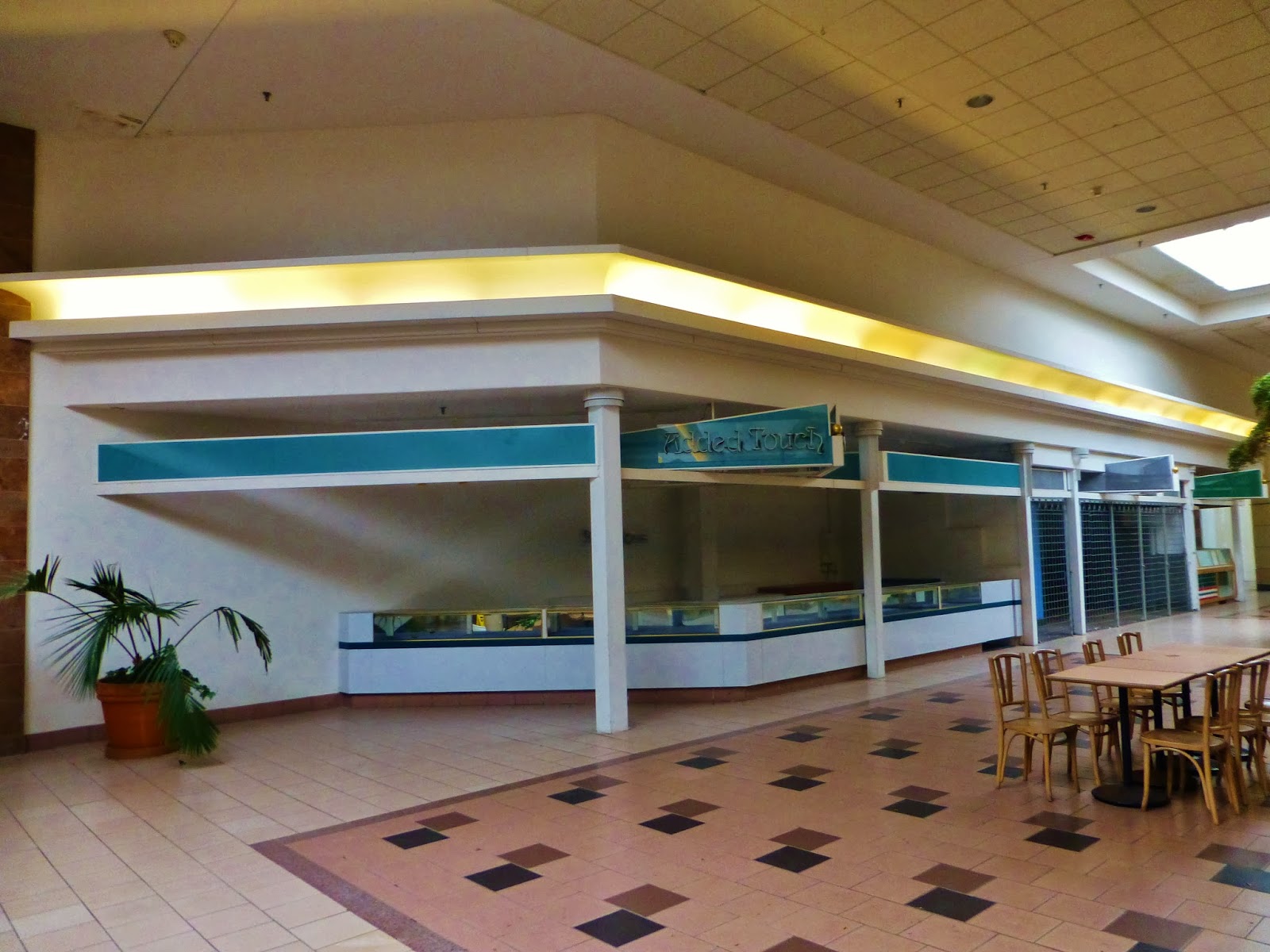 Dead and Dying retail Mellett Mall / Canton Centre in Canton, Ohio