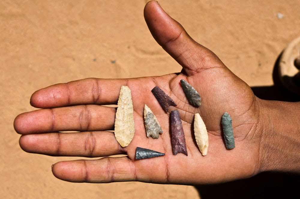 Mano de un tuareg, en mitad del Sáhara, sosteniendo unos fósiles encontrados, o lo que es lo mismo: la conexión entre el pasado poblado y floreciente y el hoy desierto absoluto. En la aparente nada surgen los vestigios de antaño como escapados de la rampa que los dejaba resbalar hacia el olvido. Reflexión y foto cedidas por ©Héctor Garrido Guil