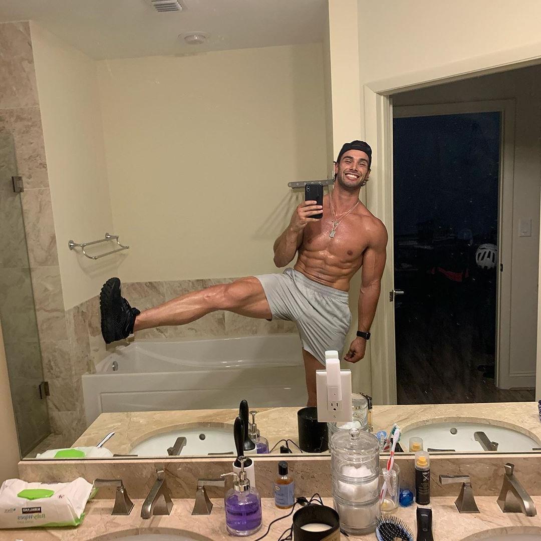 cute-brazilian-fit-muscular-guys-smiling-shirtless-dude-strong-legs-big-thighs-bathroom-mirror-selfie