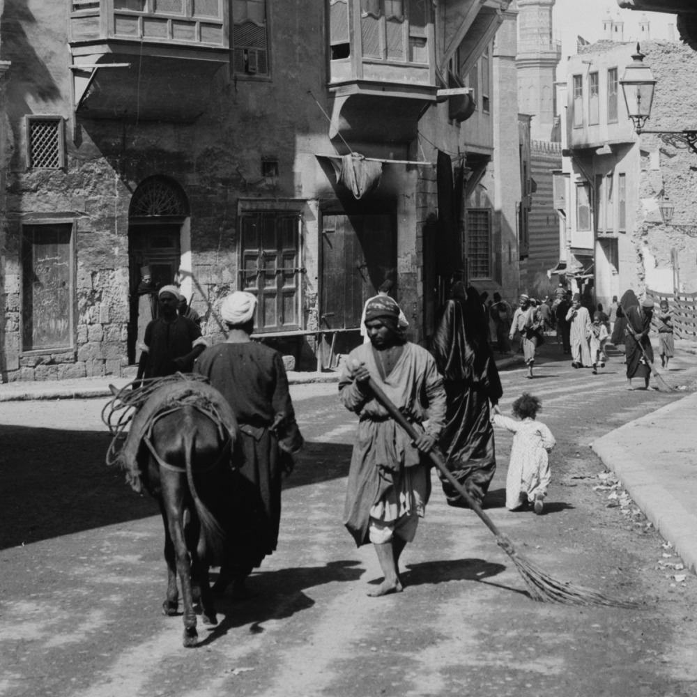 40 Amazing Historical Pictures - Cairo street sweeper, c.a. 1919