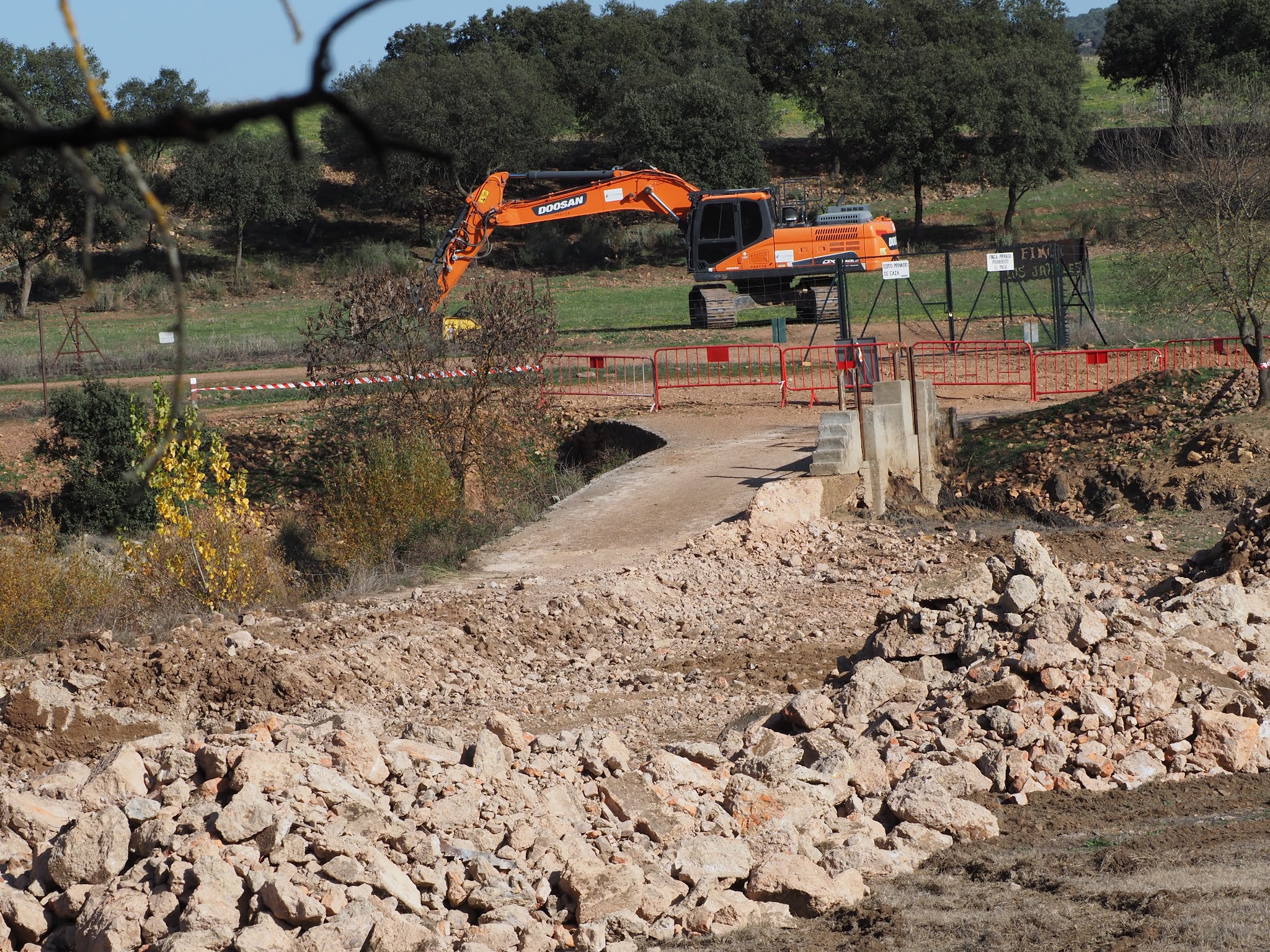 Los Ojuelos de Villarrubia de los Ojos Desmantelan la presa de los