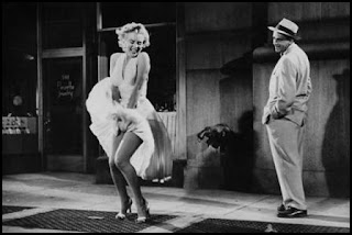 Marilyn Monroe y Tom Evell en La tentación vive arriba