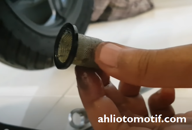 Cara membersihkan atau mengganti filter oli motor matic (beat,vario,mio,dsb) dengan benar