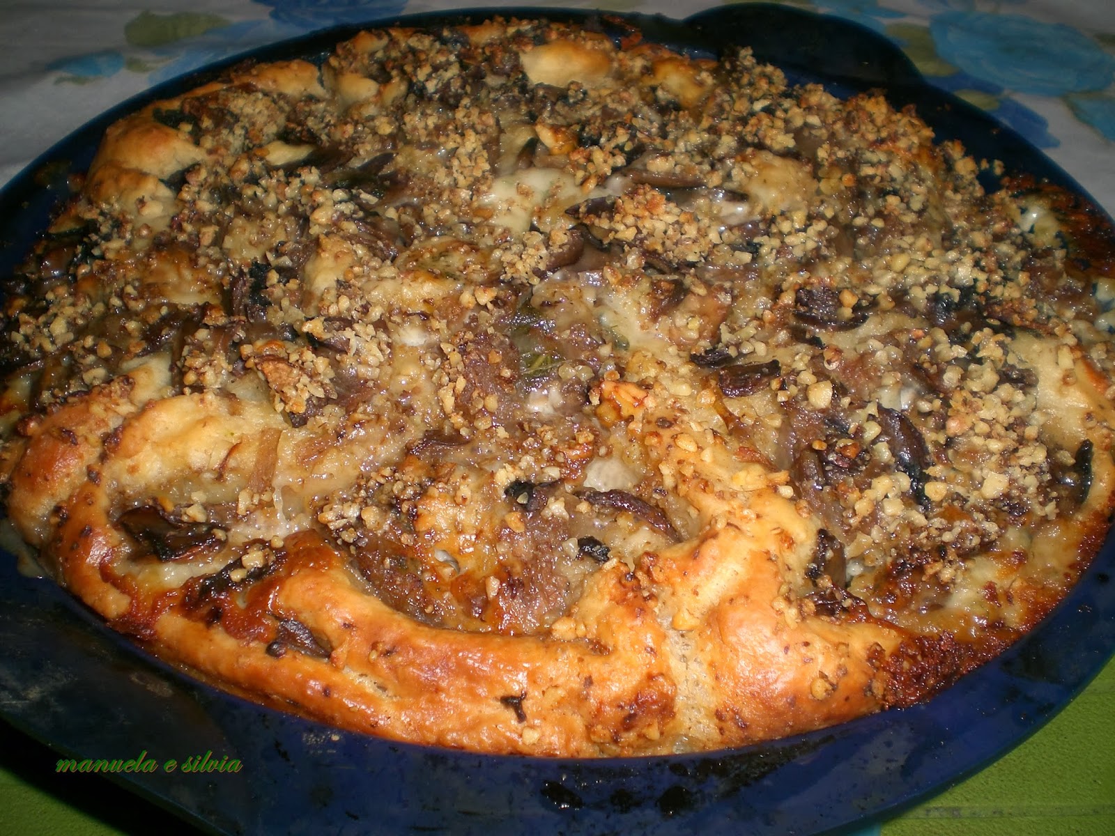 torta di rose ai funghi, gorgonzola e polvere di noci