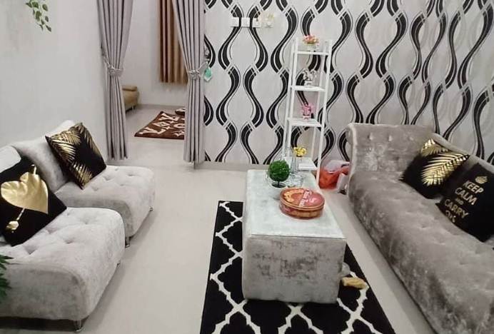 Ruang tamu rumah minimalis type 45 dengan rak sudut
